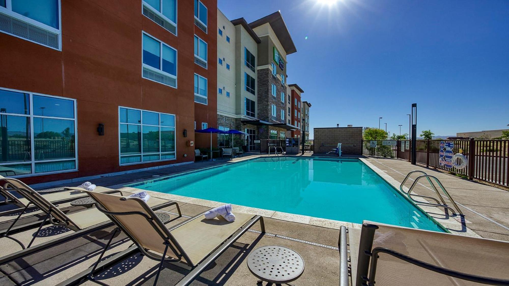 Holiday Inn Express & Suites Ridgecrest - China Lake By Ihg Exterior foto